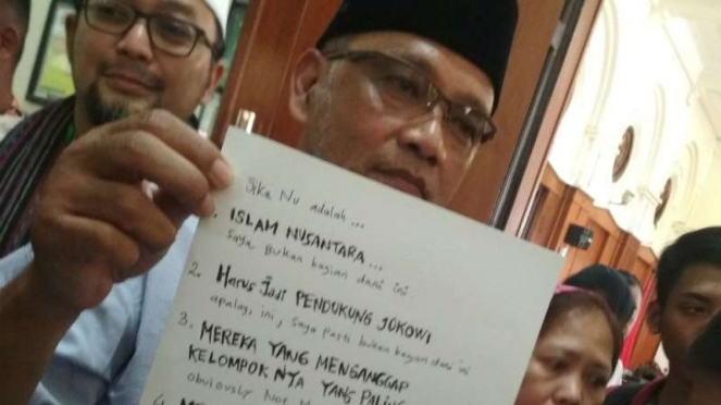 Muhammad Irfan Yusuf, sahabat Ahmad Dhani Prasetyo, memperlihatkan surat tulisan