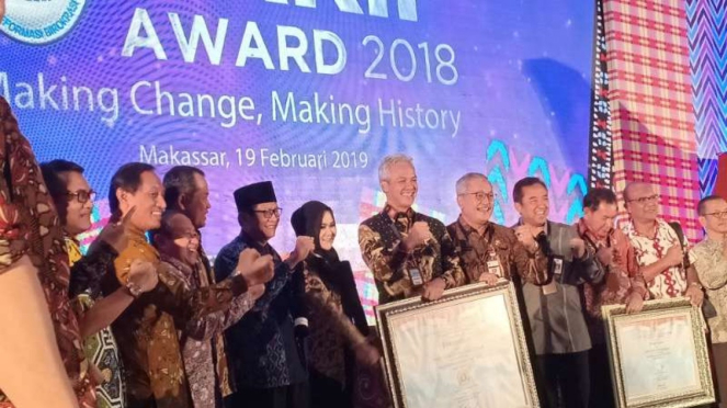 Gubernur Jawa Tengah Ganjar Pranowo (tengah) saat menerima penghargaan SAKIP dengan predikat A dari Kementerian PAN-RB di Makassar, Sulawesi Selatan, Selasa, 19 Februari 2019.