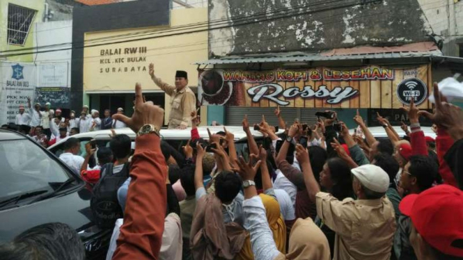 Calon presiden Prabowo Subianto saat disambut sejumlah orang di Surabaya, Jawa Timur, pada Selasa, 19 Februari 2019.