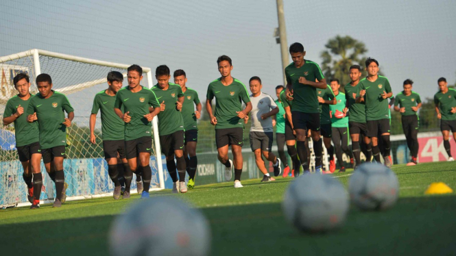 Pemain Timnas U-22 melakukan pemanasan dalam latihan menjelang pertandingan Sepak Bola AFF U-22 di lapangan AUPP Sport Club, Phnom Penh, Kamboja, Selasa, 19 Februari 2019.