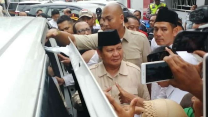 Prabowo Subianto menjenguk Ahmad Dhani di Rutan Medaeng, Sidoarjo, Jawa Timur.