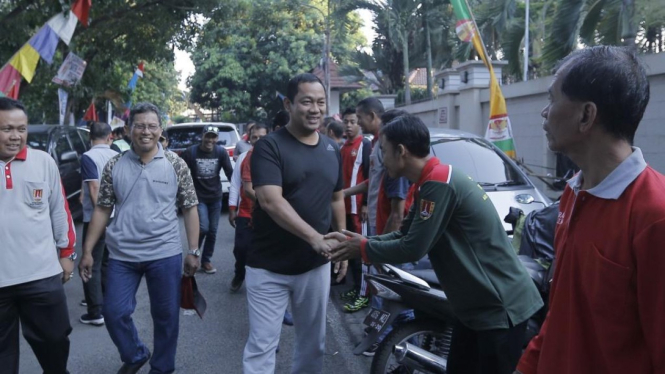 Walikota Semarang menyalami warga di acara Jalan Sehat di Kelurahan Wonodri