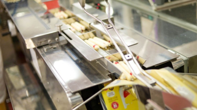 Proses pembuatan keju di pabrik PT Emina Cheese Indonesia