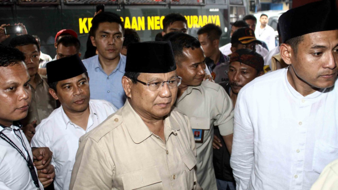 Calon Presiden Nomor urut 02 Prabowo Subianto (tengah) tiba di Rutan Kelas I Surabaya di Medaeng, Sidoarjo, Jawa Timur