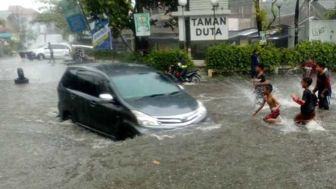 Banjir di Taman Duta, Kecamatan Sukmajaya, Depok, Selasa, 19 Februari 2019.