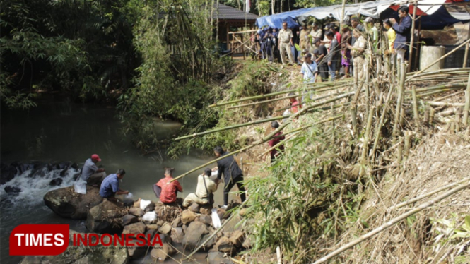 Suasana penebaran benih ikan yang dilakukan oleh warga Desa Selakambang, DKPP Kabupaten Purbalingga dan Wakapolsek Kaligondang. (FOTO: Sinnangga Angga/TIMES Indonesia)