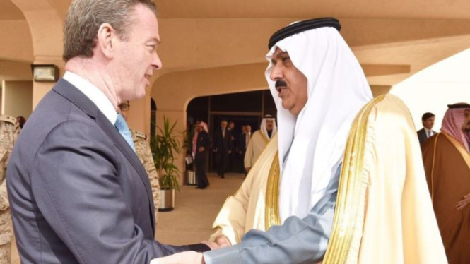 Menhan Australia Christopher Pyne bersama Pangeran Mutaib bin Abdullah bin Abdulaziz Al Saud yang menjabat menteri di tahun 2016.