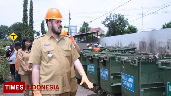 Walikota Probolinggo, Hadi Zainal Abidin saat meninjau TPS Kahayan. (FOTO: Humas for TIMES Indonesia)