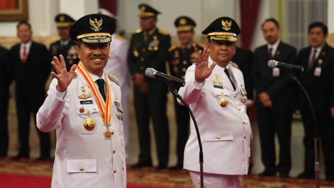 Gubernur Riau terpilih Syamsuar (kiri) dan Wakil Gubernur Riau terpilih Edi Natar Nasution (kanan) melambaikan tangan sebelum acara pelantikan di Istana Negara, Jakarta, 20 Februari 2019.