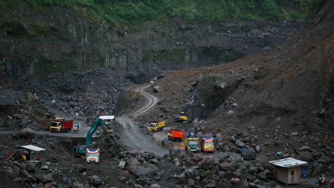 Suasana penambangan pasir di Kali Gendol, Cangkringan, Sleman, DI Yogyakarta