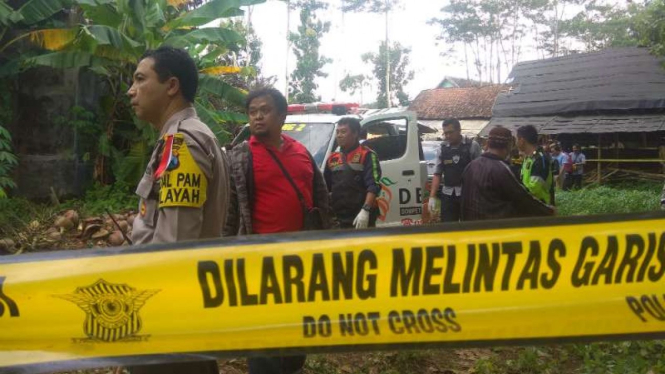 Polisi memeriksa lokasi pembunuhan sadis seorang pria terhadap sahabatnya gara-gara sapi diracun di Malang, Jawa Timur, pada Rabu, 20 Februari 2019.