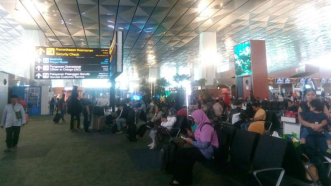 Para calon penumpang pesawat udara di Terminal 3 Bandara Soekarno-Hatta, Tangerang, Banten.