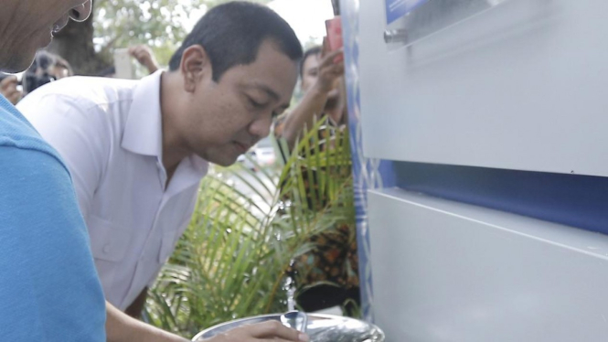 Wali Kota Semarang mencoba air kran siap minum di Taman Indonesia Kaya