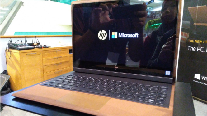 Laptop HP Spectre Folio dari kulit sapi