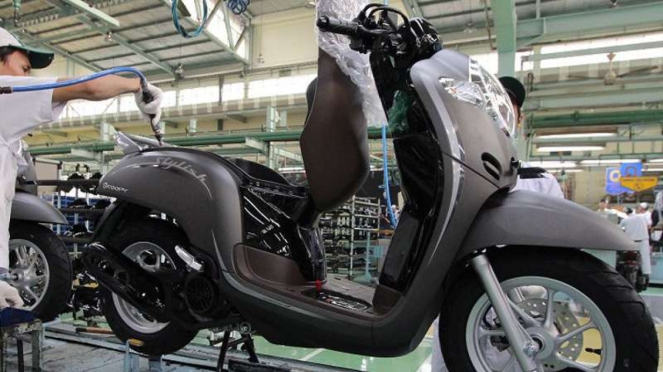 Pekerja pabrik motor Honda merakit skuter matik Scoopy
