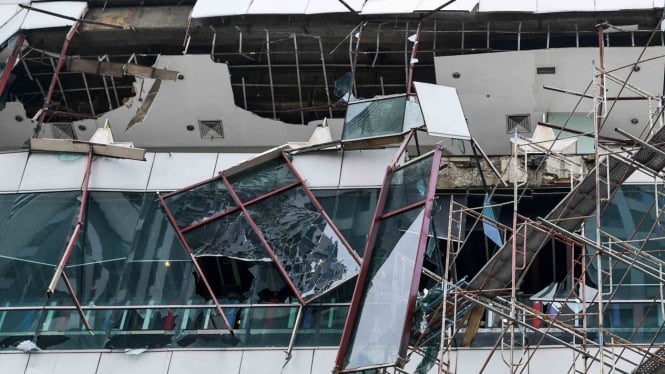 Suasana kerusakan akibat ledakan yang terlihat dari luar Mal Taman Anggrek, Jakarta, Rabu, 20 Februari 2019.