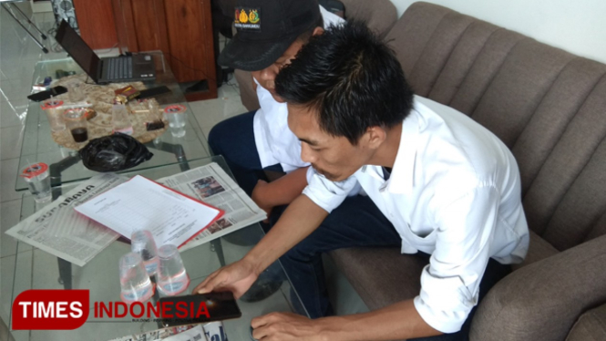 Ketua Bawaslu Lamongan, Miftahul Badar menunjukkan video pembakaran APK, di Kantor Bawaslu Lamongan, Rabu (20/2/2019). (FOTO: MFA Rohmatillah/TIMES Indonesia)