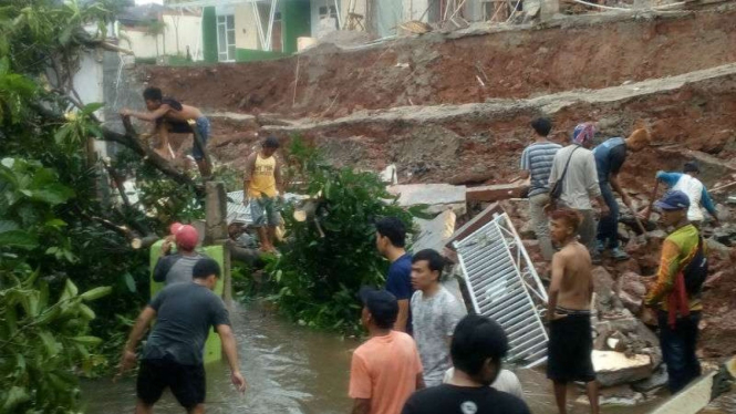 Turap pemukiman ambrol mengakibatkan banjir di perumahan di Depok.