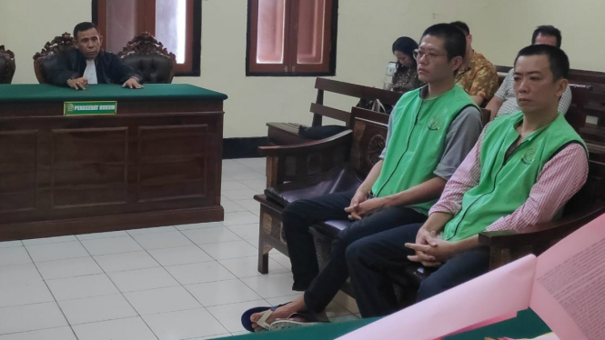 Dua terdakwa WNA Malaysia di PN Surabaya, Jawa Timur, Rabu, 20 Februari 2019