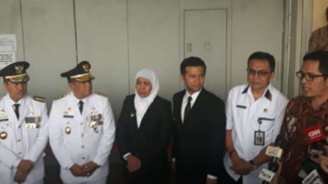 Gubernur dan wakil gubernur Riau dan Jatim di kantor KPK.