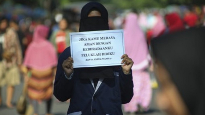 Perempuan berhijab dan cadar menggelar aksi eksperimen sosial untuk menepis isu radikalisme di Solo, Jawa Tengah, Minggu (06/01). - ANTARA FOTO/Maulana Surya