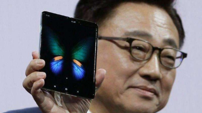 CEO Samsung, DJ Koh, memamerkan Samsung Fold