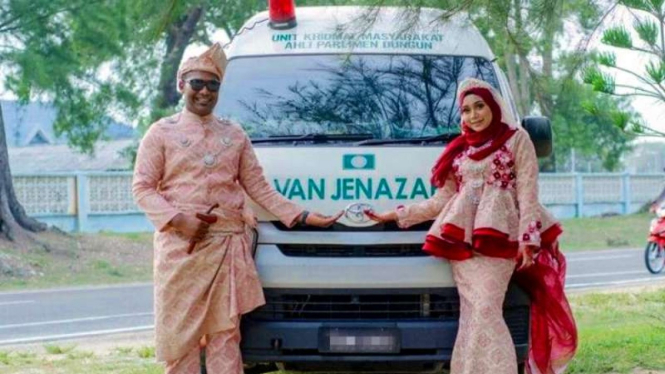 Pasangan di Malaysia bikin foto pernikahan dengan latar mobil jenazah