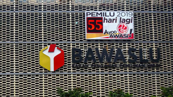 Pengguna jalan melintasi papan hitung mundur elektronik Pemilu 2019 di kantor Bawaslu, Jakarta, Kamis, 21 Februari 2019.