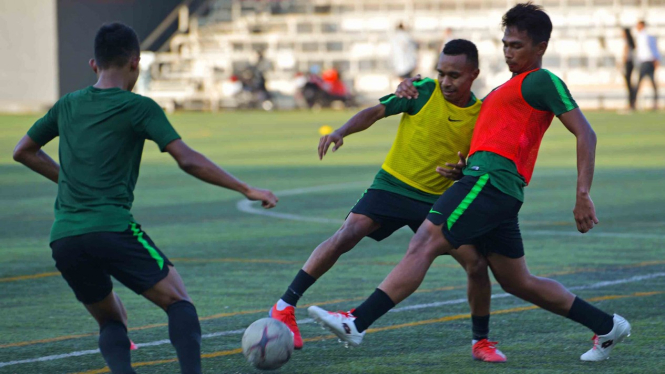 Pemain Timnas U-22 Todd Rivaldo Ferre (tengah) berebut bola ke rekannya Bagas Adi (kanan) dalam latihan menjelang pertandingan Sepak Bola AFF U-22 di lapangan Stadion AIA - Home Of Western, Phnom Penh, Kamboja, Kamis, 21 Februari 2019.