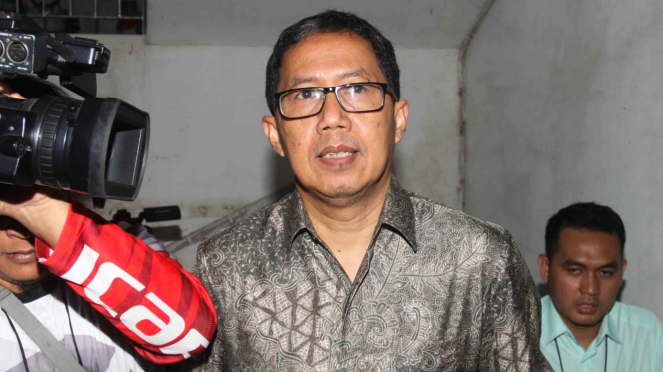 Plt Ketua Umum PSSI Joko Driyono (tengah)  saat tiba di gedung Krimum sebelum menjalani pemeriksaan, Polda Metro Jaya, Jakarta