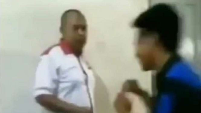 Video viral itu berisi seorang murid tengah menantang seorang gurunya.