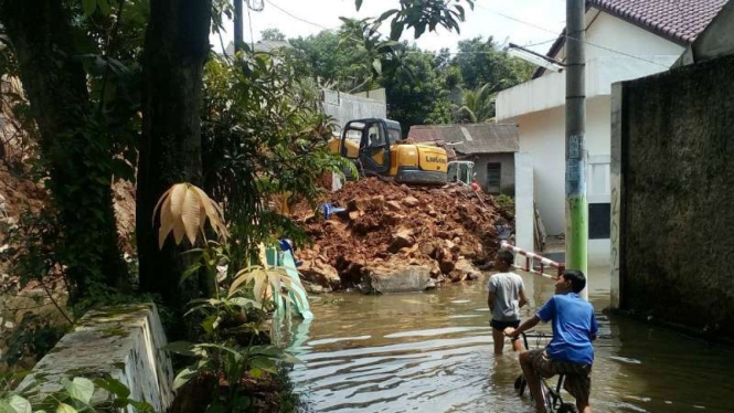 Tebing perumahan ambrol mengakibatkan banjir di Depok.
