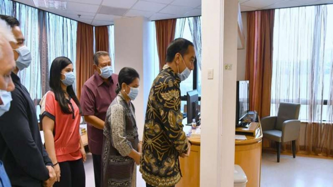 Presiden Jokowi berbicang dengan SBY saa menjenguk Ibu Ani Yudhoyono 