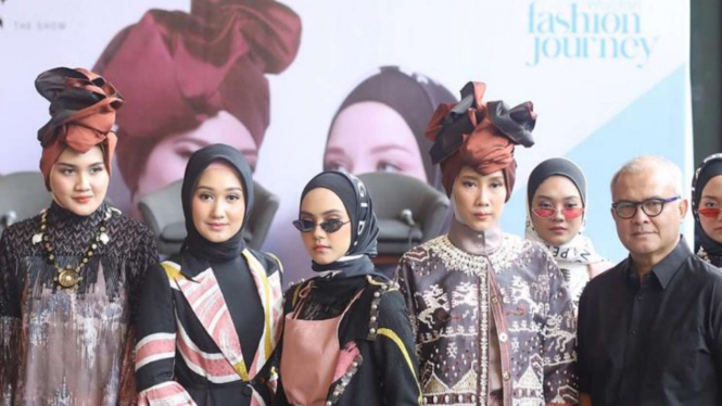 Karya Dian Pelangi dan Itang Yunaz dalam Wardah Fashion Journey.