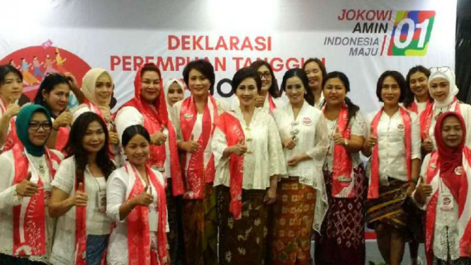 Relawan perempuan yang tergabung dalam Perempuan Tangguh Pilih Jokowi atau Pertiwi saat deklarasi dukungan di di Hotel Aston Inn, Semarang, Kamis, 21 Februari 2019.