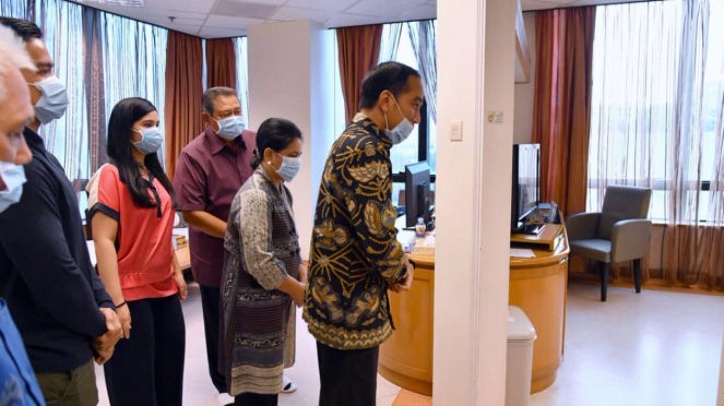 Presiden Joko Widodo menjenguk Ibu Ani Yudhoyono di Singapura