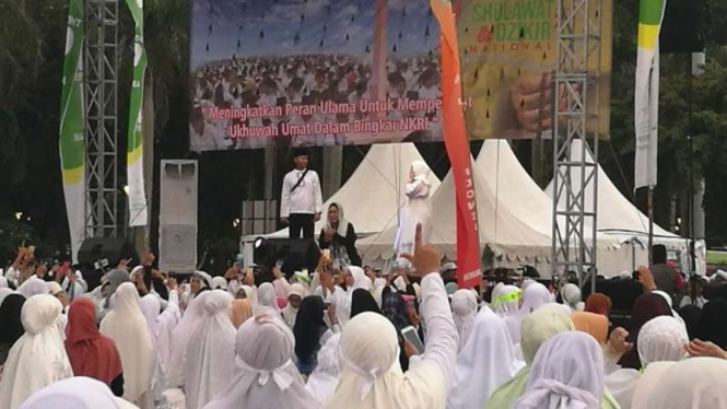 Titiek Soeharto hadiri munajat 212 di Monas, Kamis, 21 Februari 2019.