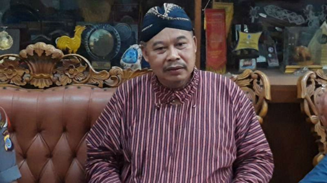 Sujiyanto, guru yang ditantang dan didorong siswanya.