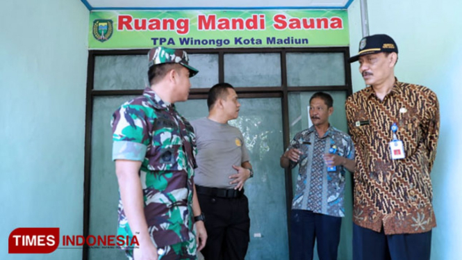 Sekda Rusdiyanto bersama jajaran TNI/Polri mengunjungi ruang mandi sauna di TPA Winongo dalam rangka peringatan HPSN.(Foto: Diskominfo Kota Madiun for TIMES Indonesia)