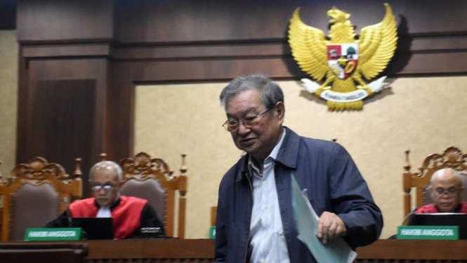 Tamin Sukardi (tengah) terdakwa suap atas Hakim Adhoc Tipikor Pengadilan Negeri Medan. 
