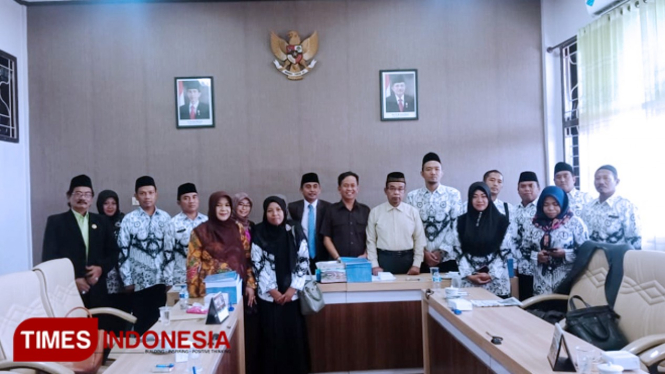 Perwakilan guru honorer saat mengadu di ruang kerja Komisi IV DPRD Kabupaten Pamekasan, Kamis (21/2/2019) (FOTO: Akhmad Syafii/TIMES Indonesia)