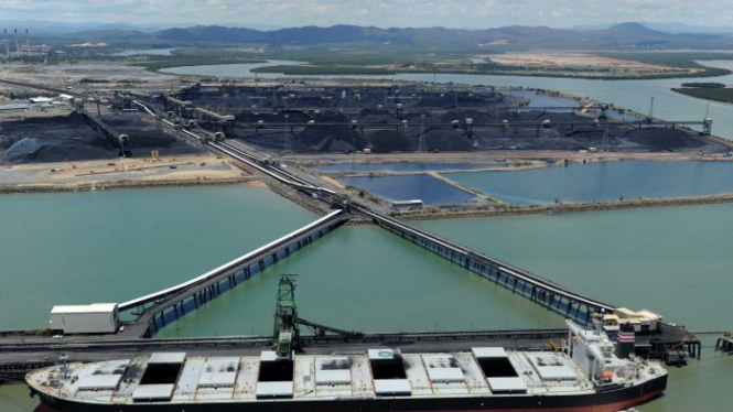 Larangan impor batubara dari Australia memicu jatuhnya nilai tukar dolar Australia.