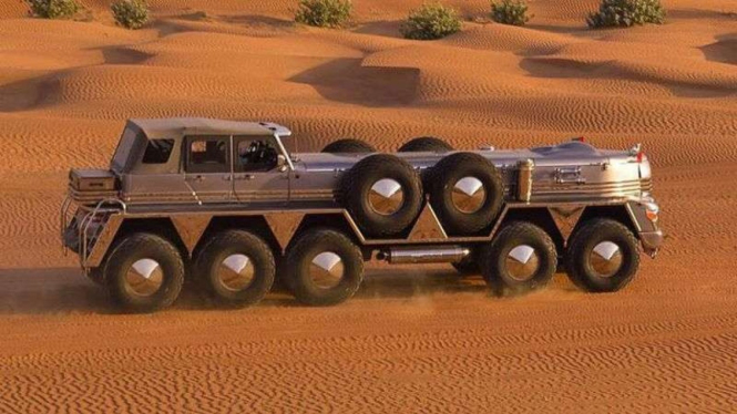 Mobil unik Syekh Arab, punya 10 roda.