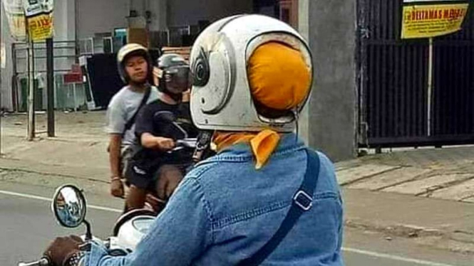 Emak-emak modifikasi helm motor