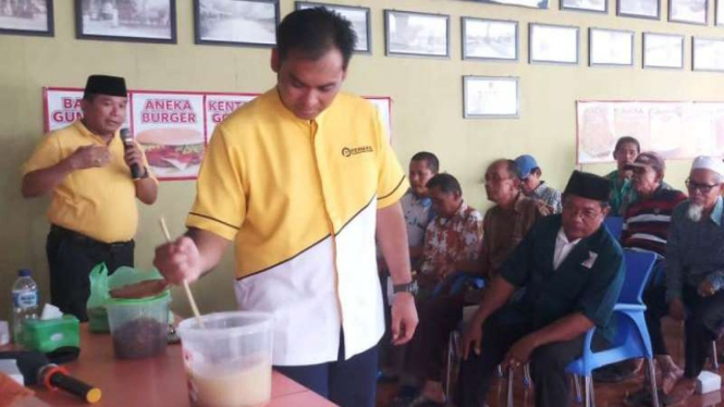 Politisi Partai Golkar, Wirendra Tjakrawerdaya membagi tips bagaimana membuat pupuk alami di hadapan para petani di Cilacap.