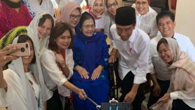 Jokowi kunjungi istri Wapres ke-4, Umar Wirahadikusumah.