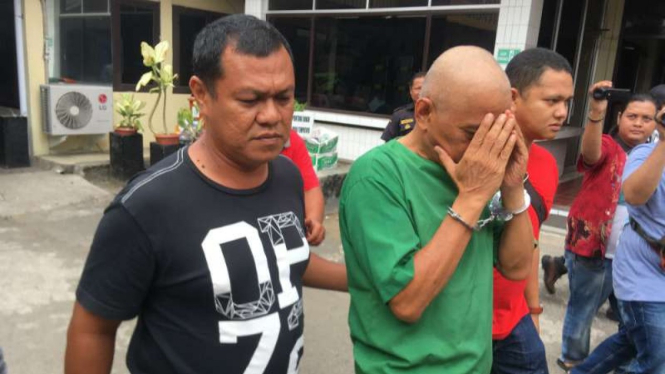 Polisi menangkap seorang caleg Partai Bulan Bintang setelah si oknum dilaporkan mencabuli dua anak kakak-adik di Padang, Sumatera Barat, pada Rabu, 20 Februari 2019.