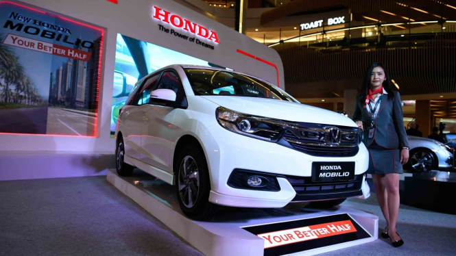 Pramuniaga berpose di samping Honda Mobilio keluaran terbaru di Jakarta, Kamis, 21 Februari 2019.