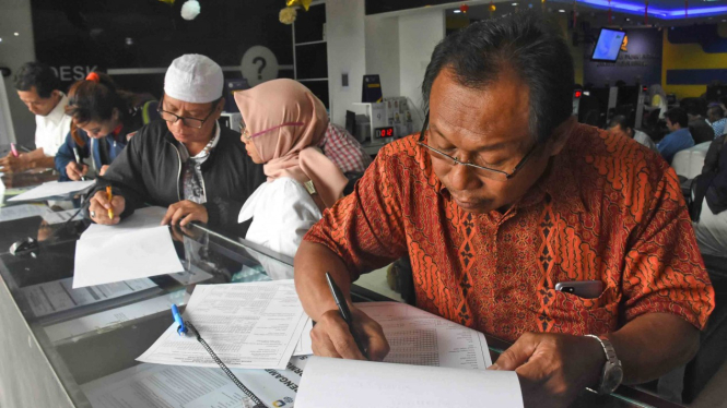 Sejumlah wajib pajak mengisi form pelaporan SPT Pajak Tahunan dan pembuatan NPWP di Kantor KPP Pratama Pasar Minggu, Jakarta Selatan, Jum'at, 22 Februari 2019.