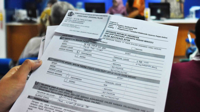 Seorang wajib pajak menunjukkan form aktivasi EFIN agar dapat melakukan pelaporan SPT Pajak Tahunan secara online di Kantor KPP Pratama Jagakarsa, Jakarta Selatan, Jum'at, 22 Februari 2019.